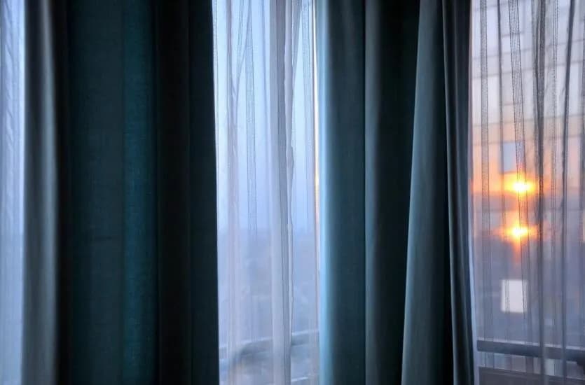 Jakie są teraz modne zasłony? Odkryj najnowsze trendy i style