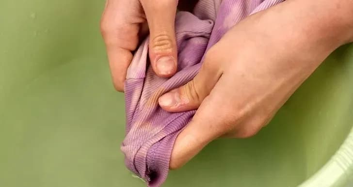 Skuteczne metody na zmycie podkładu z bluzki bez uszkodzeń tkaniny