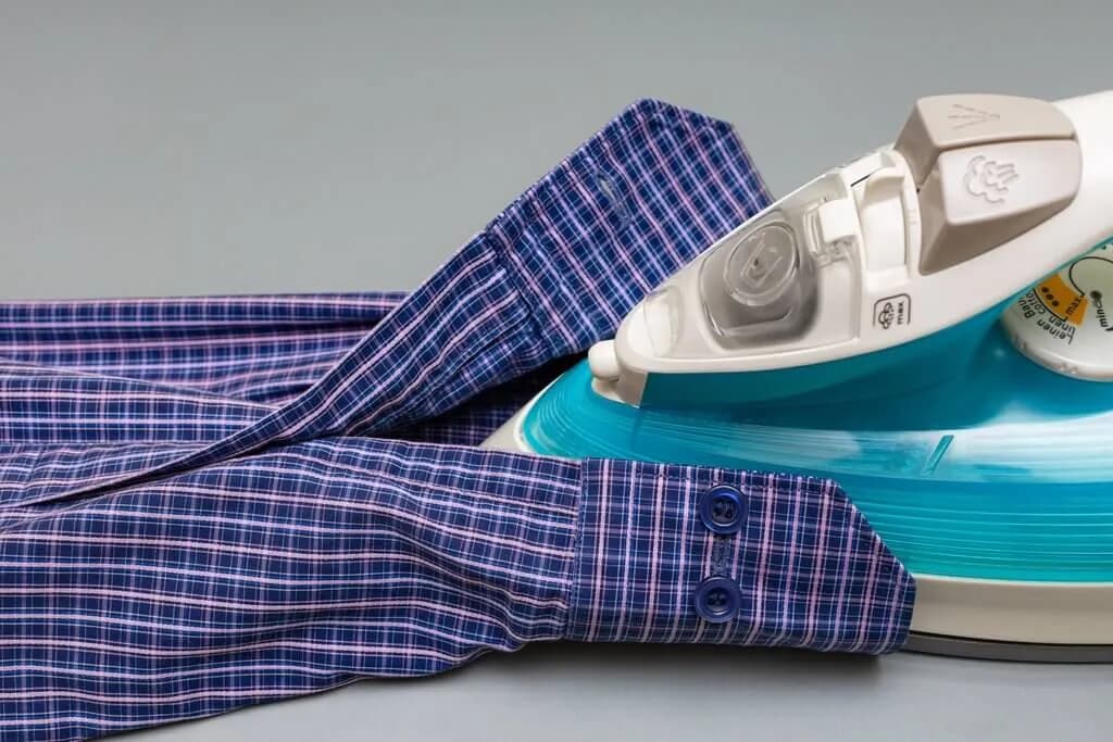Jak prasować rękaw koszuli, aby uniknąć zagnieceń i uzyskać perfekcję