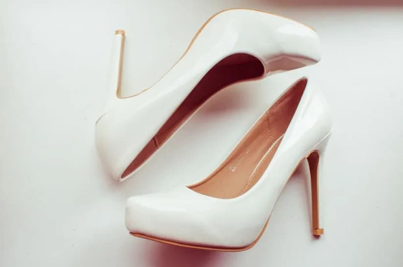 Czy białe szpilki są modne? Odkryj ich stylowe zastosowanie
