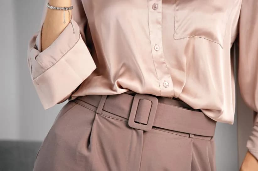 Jaką bluzkę do marynarki wybrać, aby uniknąć modowej wpadki?