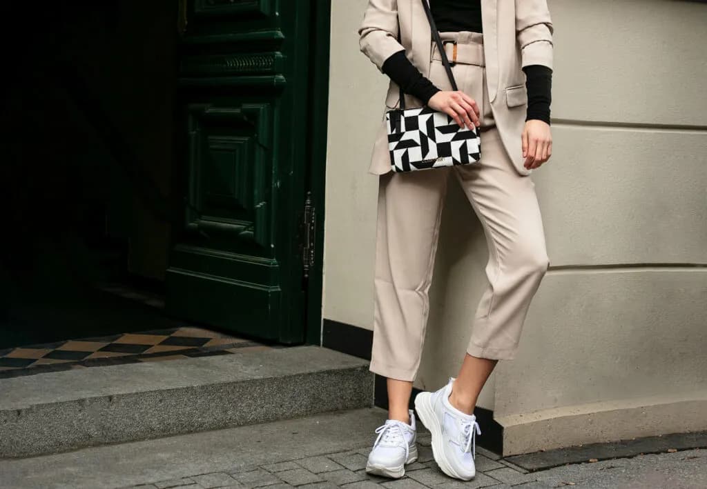 Jaką bluzkę do kremowych spodni wybrać, by wyglądać stylowo?