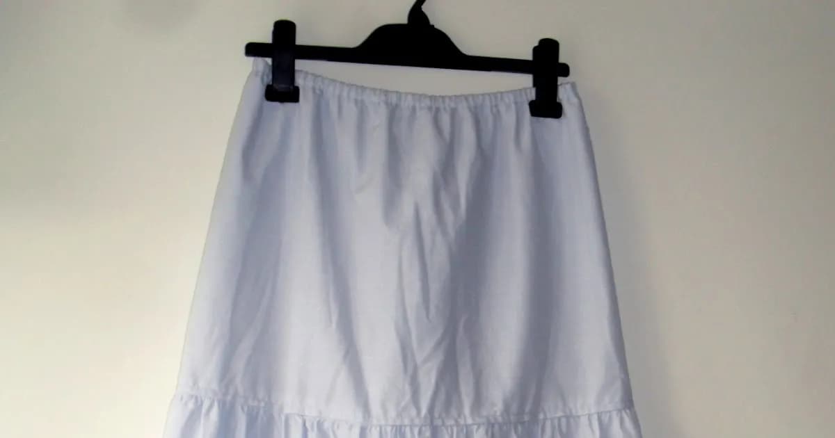 Jak uszyć falbaniastą spódnicę - proste kroki, które ułatwią szycie