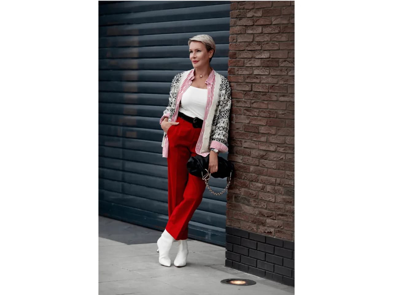 Jaka bluzka do czerwonego garnituru, aby wyglądać stylowo na każdą okazję?