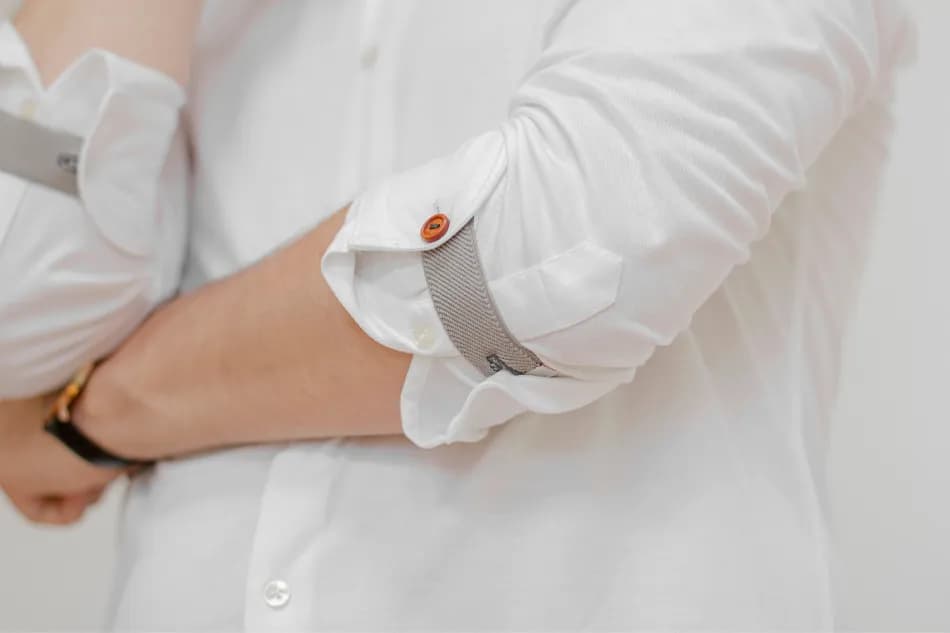 Jak wyprasować rękawy w koszuli, by uniknąć zagnieceń i błędów