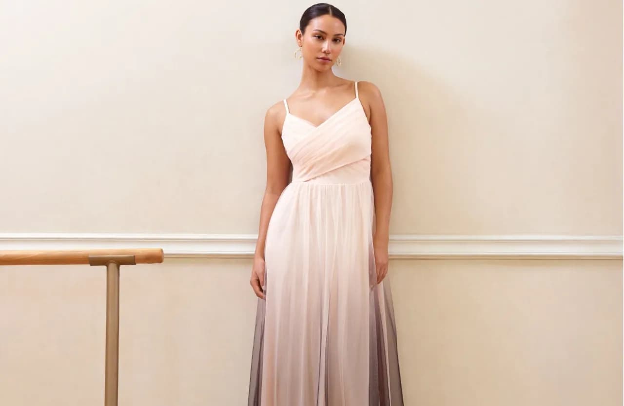 Jaka suknia dla świadkowej, aby wyglądać elegancko i nie przyćmić panny młodej?