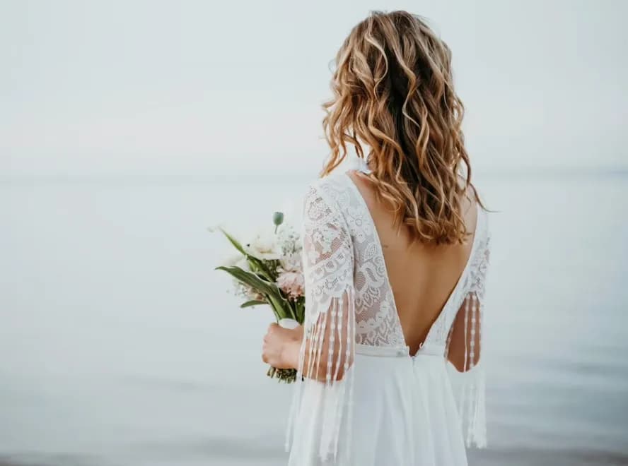 Jaki biustonosz do sukni bez pleców, aby czuć się pewnie i komfortowo?