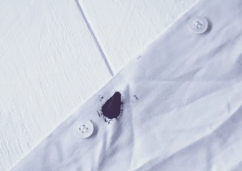 Jak usunąć plamę z długopisu z białej bluzki – skuteczne metody działania
