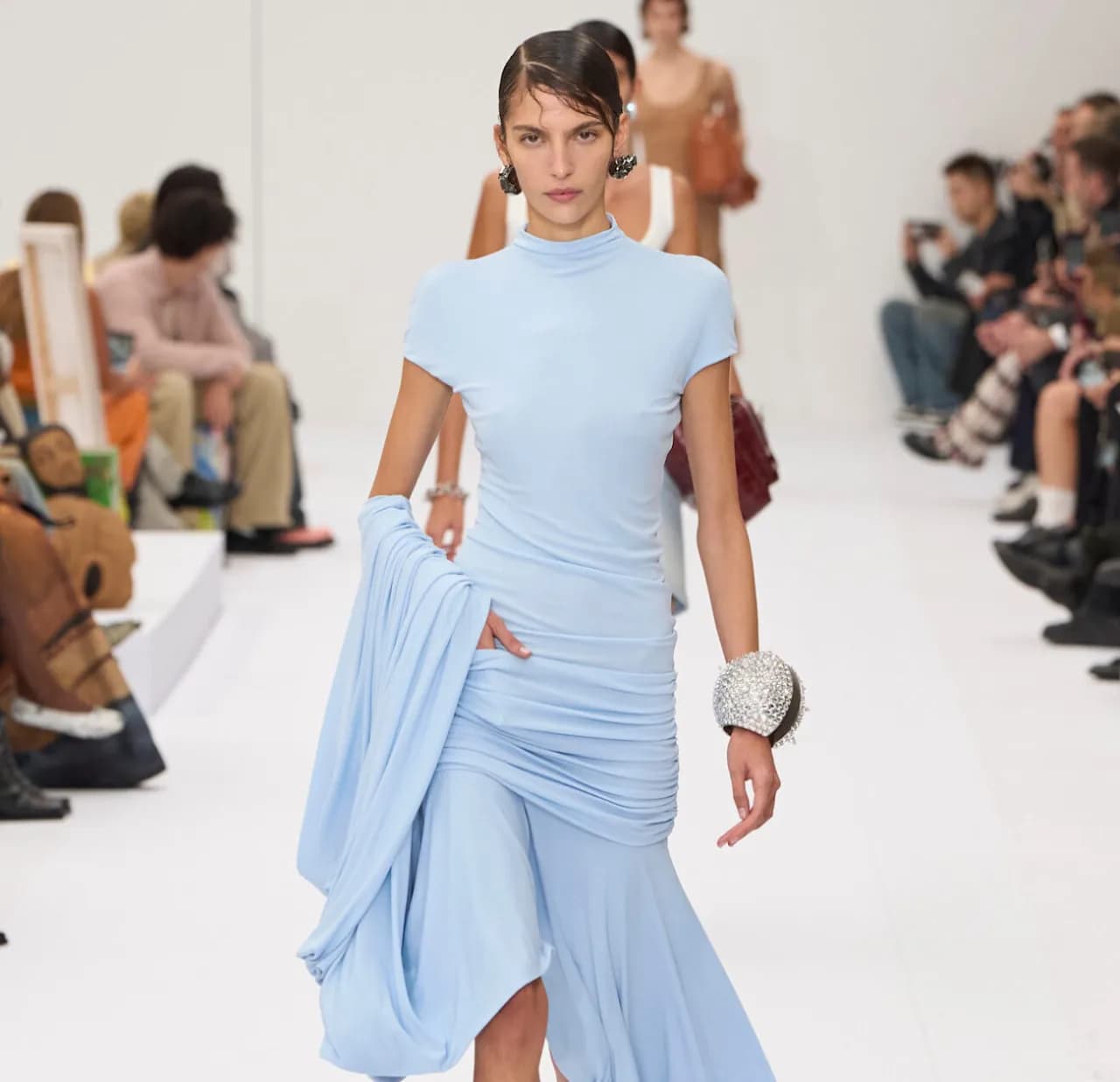 Czy kolor niebieski jest modny? Odkryj najnowsze trendy w modzie