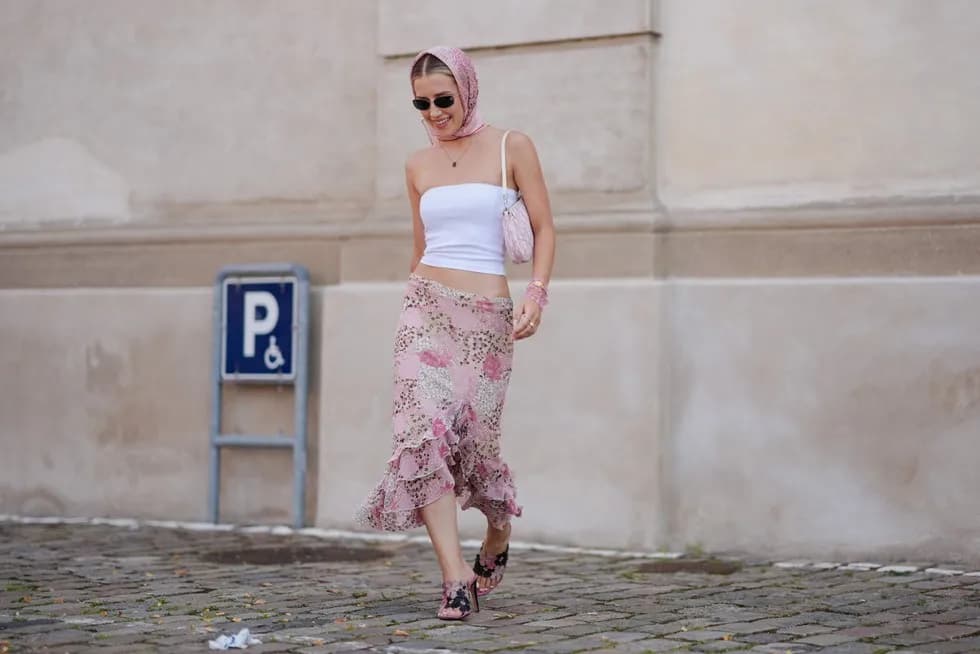 Pudrowy róż jest modny - poznaj najnowsze trendy i stylizacje