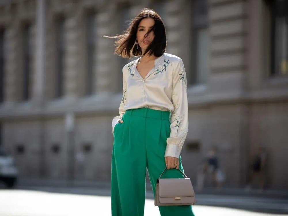 Jaki kolor bluzki pasuje do zielonych spodni, aby wyglądać stylowo?